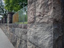 Stenmur med rejäla staketstolpar
